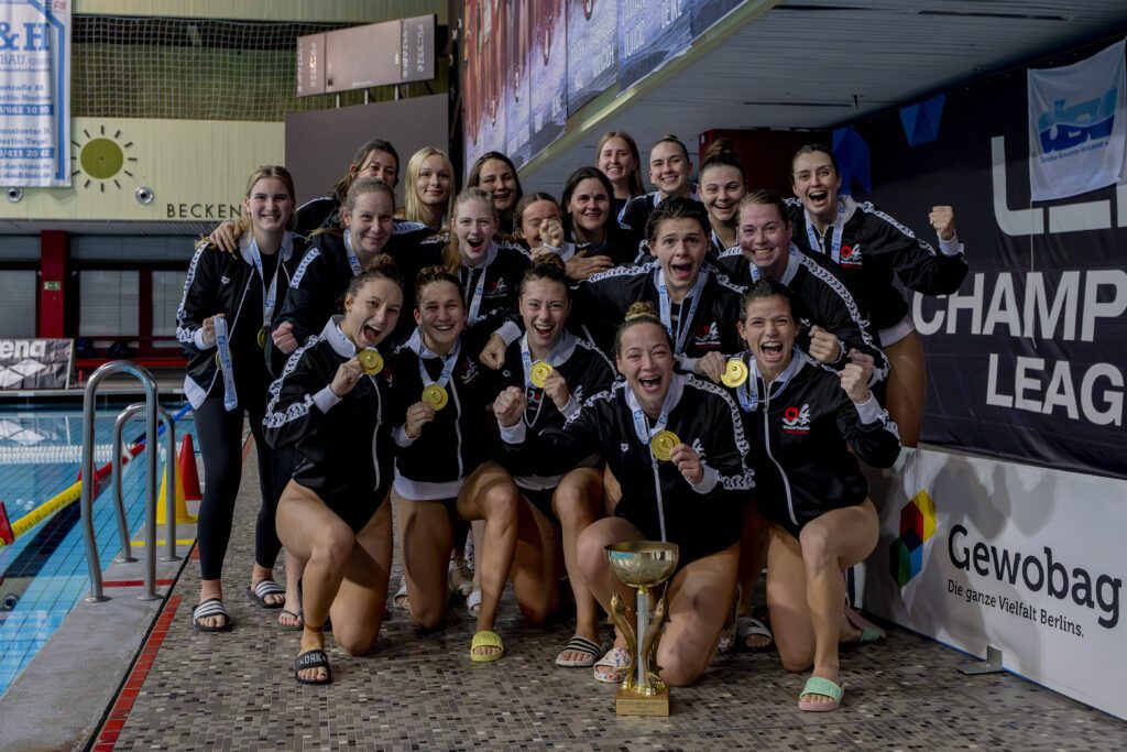 Siegerfoto der Wasserballerinnen der Wasserfreunde Spandau 04 nach dem Gewinn des Supercups 2025 gegen den SV Blau-Weiß Bochum