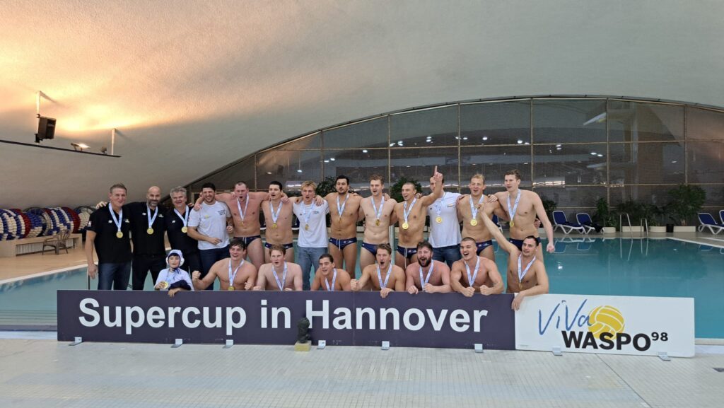 Teamfoto von Waspo 98 Hannover nach dem Gewinn des Supercups im Wasserball 2025