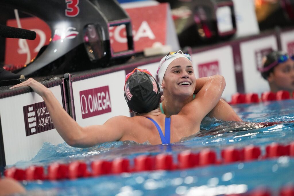 Kaylee McKeown wird von Regan Smith umarmt.