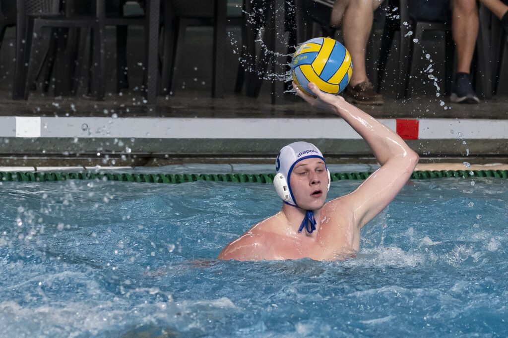 Wasserballer Niclas Schipper von Waspo 98 Hannover beim Wurf mit dem Ball