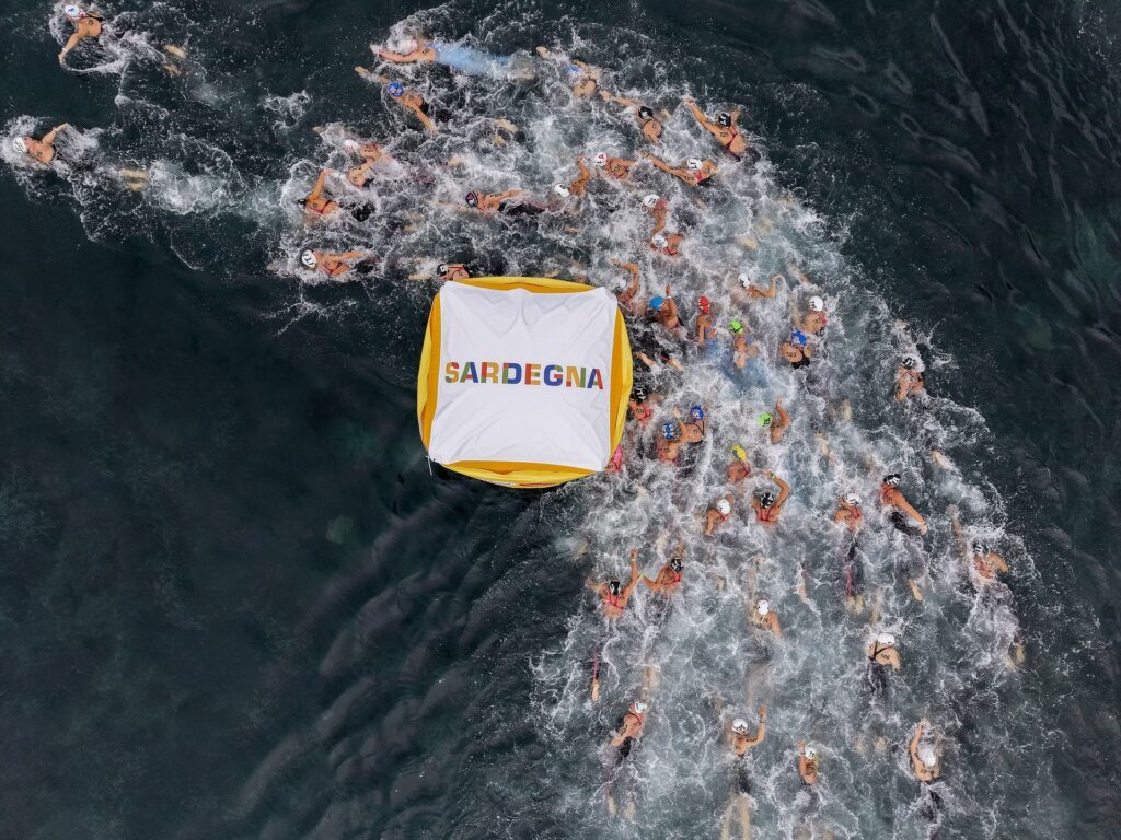 Ganz schön eng: Das Weltcupfeld passiert eine Boje beim Saisonfinale auf Sardinien