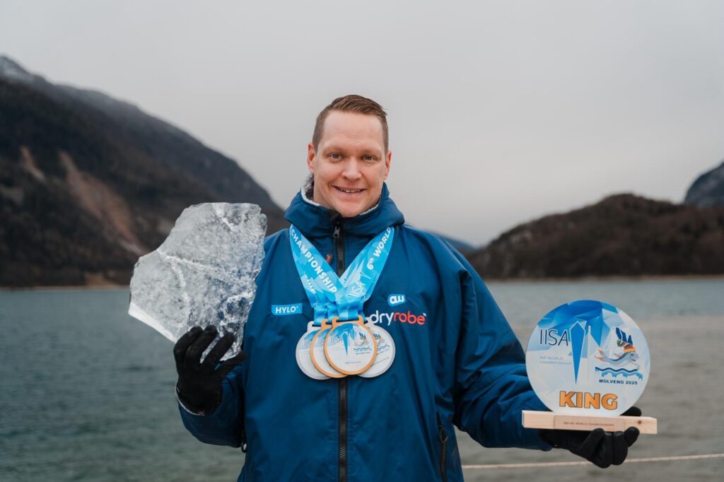 Eisschswimmer Andreas Waschburger präsentiert seine Medaillen von der WM 2025 in Molveno in Italien