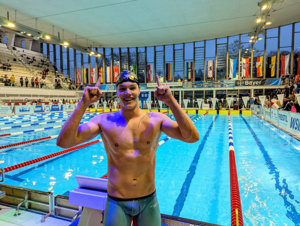 Schwimmer Kenneth Bock jubelt über die Erfüllung der EM-Norm bei den Deutschen Kurzbahn-Meisterschaften 2025 in Wuppertal