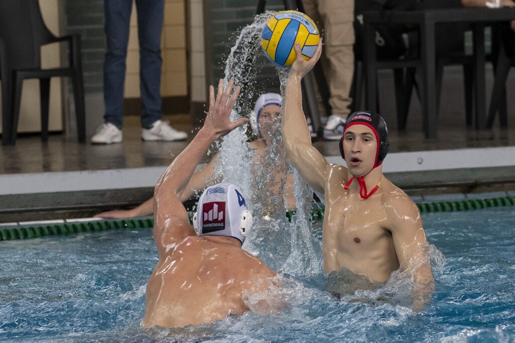 Spielszene aus dem Wasserball-Spitzenspiel Waspo 98 Hannover gegen Wasserfreunde Spandau 04 2024