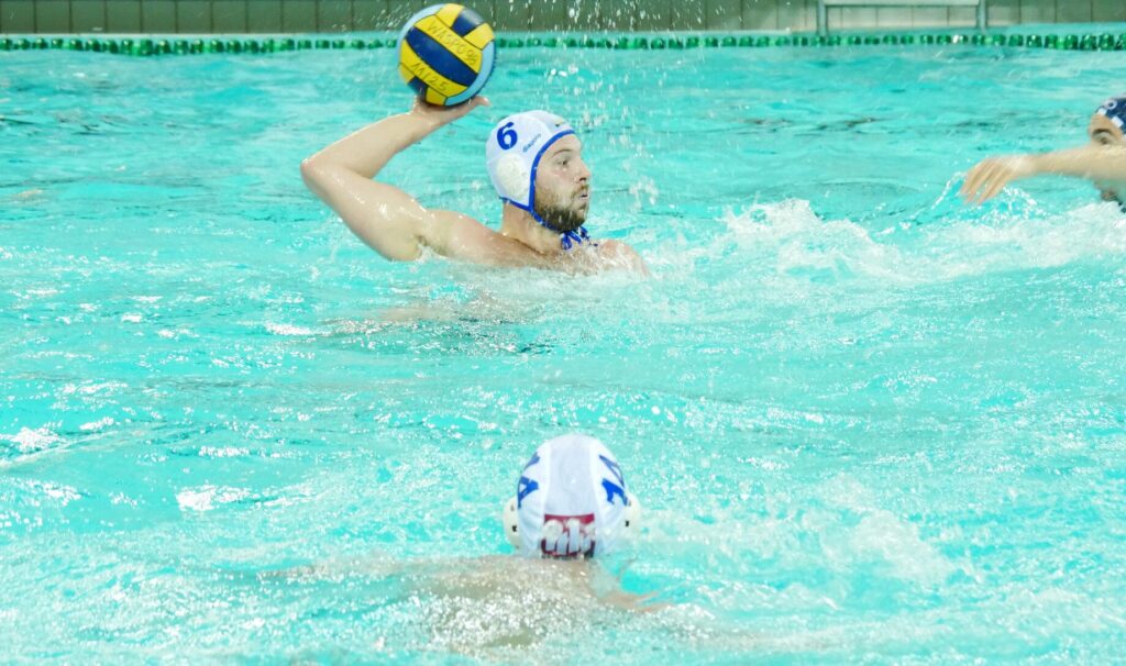 Wasserballer Denis Strelezkij von Waaspo 98 Hannover im Wasser mit dem Ball