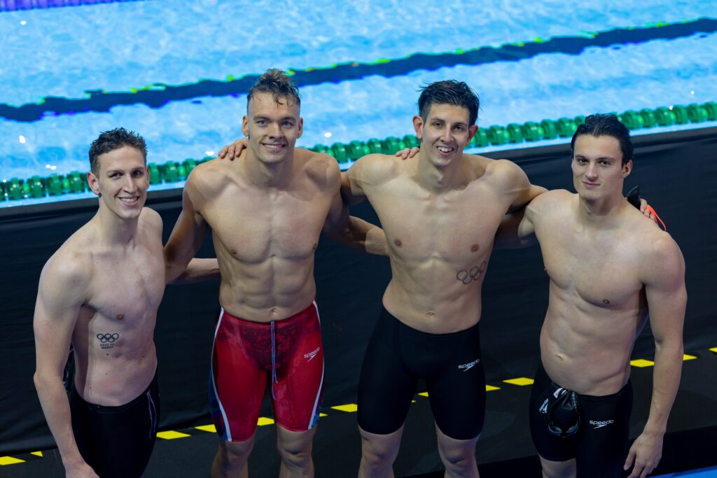 Gruppenbild der Lagen-Staffel der Männer des Deutschen Schwimm-Verbandes bei der Schwimm-WM 2025 in Singapur mit Lukas Märtens, Joshua Salchow, Lucas Matzerath und Luca Nik Armbruster