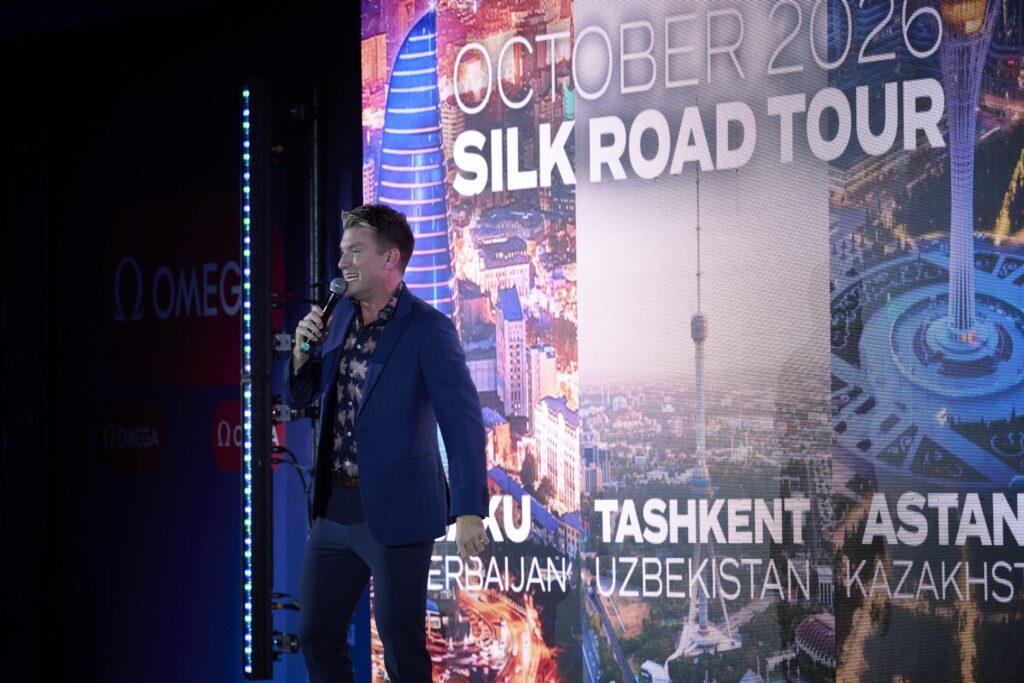 Moderator John Mason präsentiert die Austragungsorte für den Schwimm-Weltcup 2026