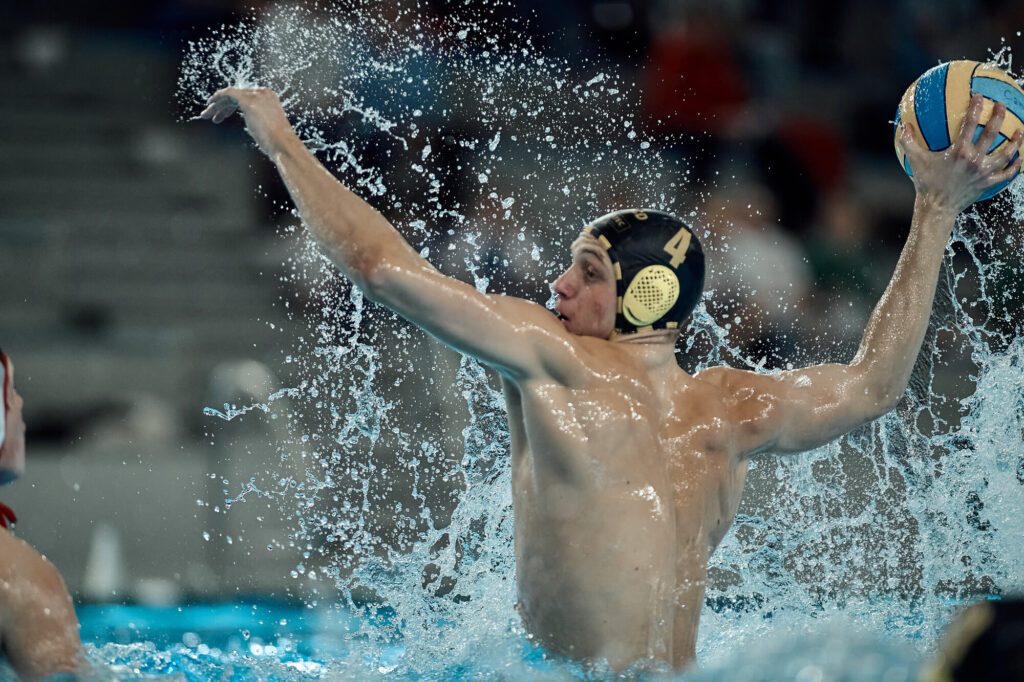 Ein Wasserballer des ASC Duisburg beim Wurf