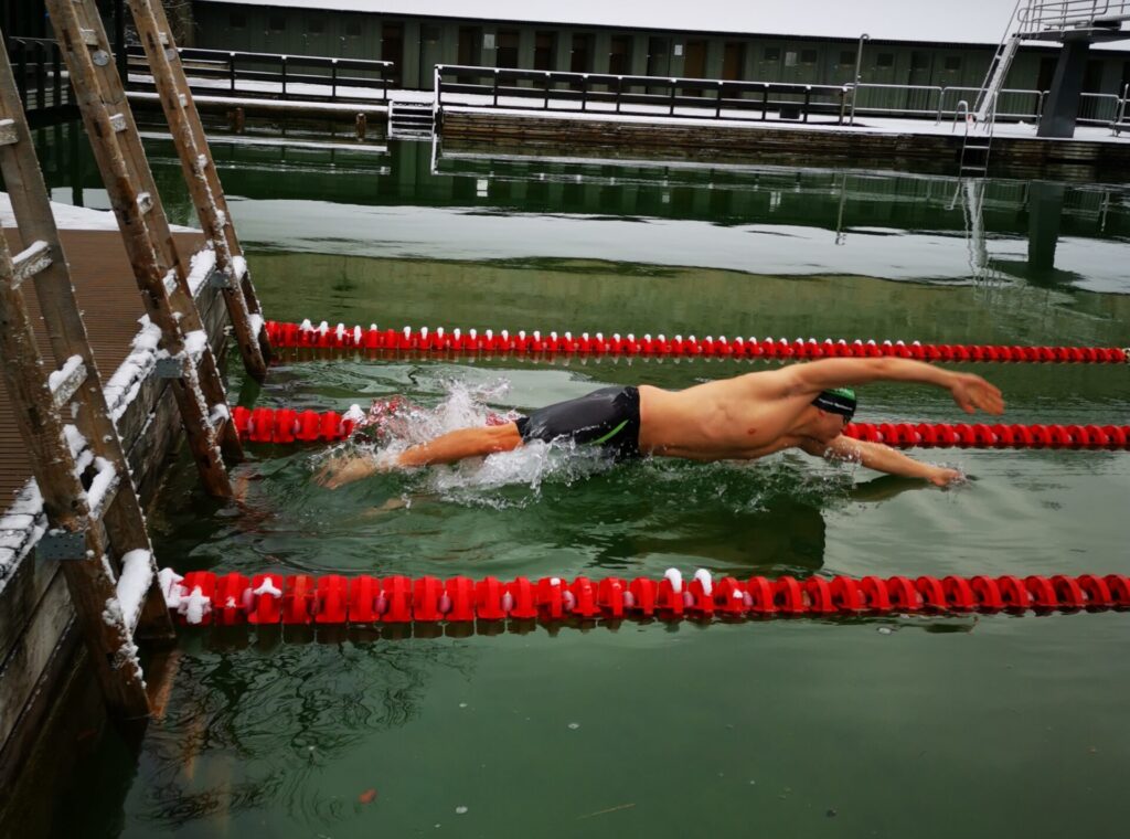 Ein Eisschwimmer in Burghausen startet ins Wasser