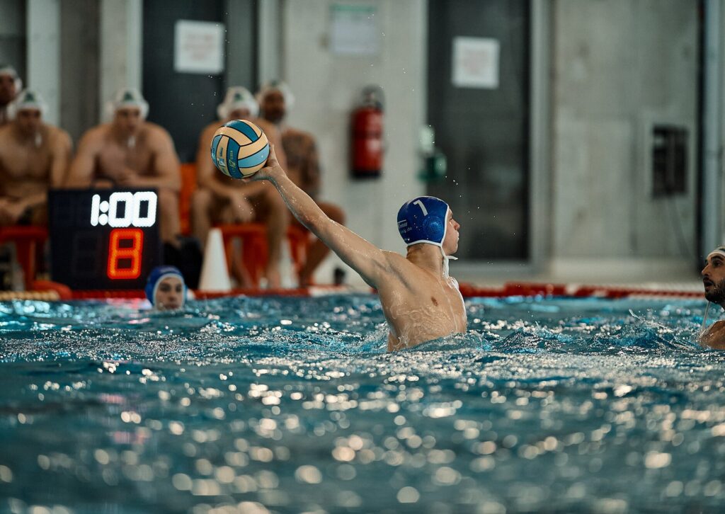 Ein Wasserballer der SV Krefeld 72 beim Wurf