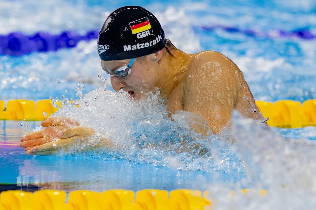 Lucas Matzerath schwimmt