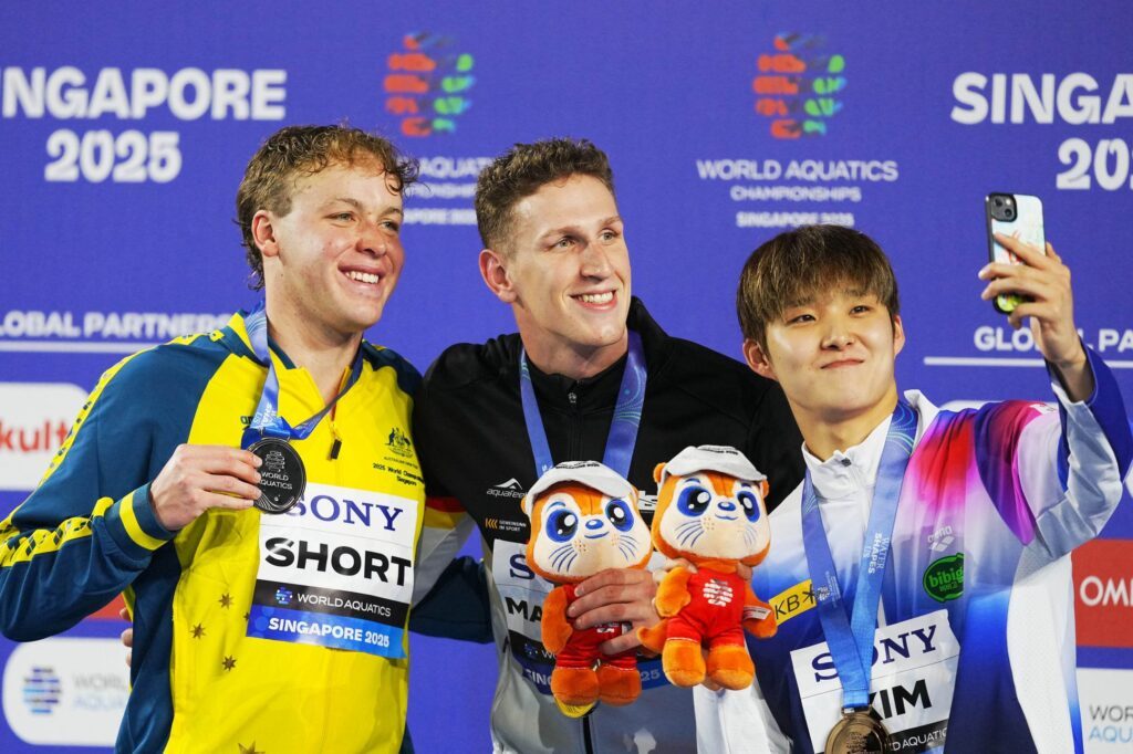 Lukas Märtens bei der WM-Siegerehrung mit Sam Short und Woomin Kim