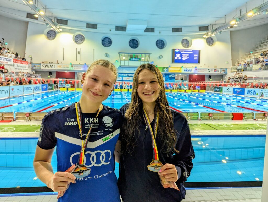 Noelle Benkler (r.) gewinnt überraschend die 100m Rücken vor Lise Seidel