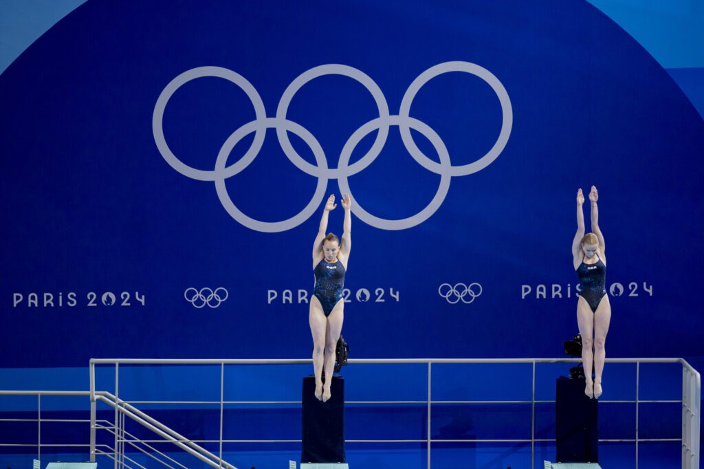 Die Wasserspringerinnen Lena Hentschel und Jette Müller aus Deutschland im Finale des 3m-Synchronwettbewerbs bei den Olympischen Spielen 2024 in Paris