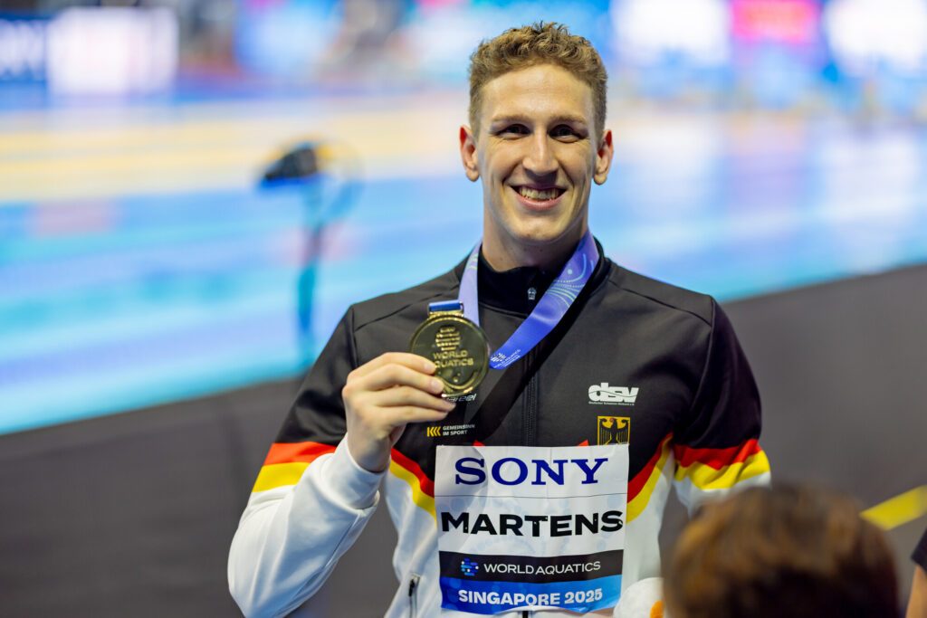 Schwimmer Lukas Märtens aus Deutschland präsentiert nach der Siegerehrung seine Goldmedaille über 400m Freistil bei der WM 2025 in Singapur