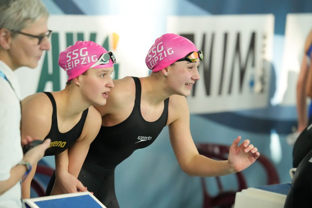 Schwimmerinnen der SSG Leipzig feuern ihre Teamkolleginnen beim DMSJ-Bundesfinale 2024 vom Beckenrand aus an