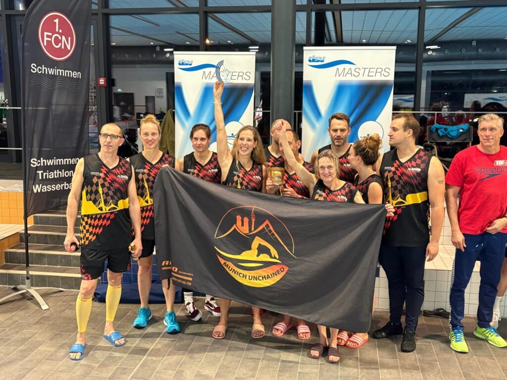 Das Team der SG Stadtwerke München jubelt bei der Siegerehrung