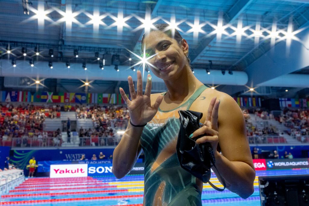 Schwimmerin Anna Elendt aus Deutschland winkt bei der Schwimm-WM 2025 in Singapur glücklich in die Kamera
