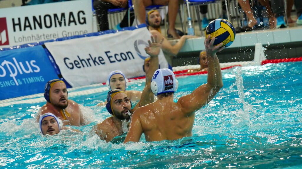 Wasserballer Antonio Buha von Waspo 98 Hannover beim Wurf im Champions-Leaue-Spiel 2025 gegen CN Marseille