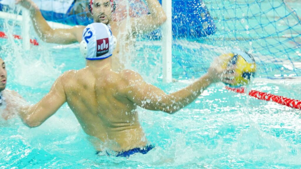 Ein Wasserballer von Waspo 98 Hannover vor dem gegnerischen Tor beim Wurf in der Champions-League-Partie 2025 gegen CN Marseille