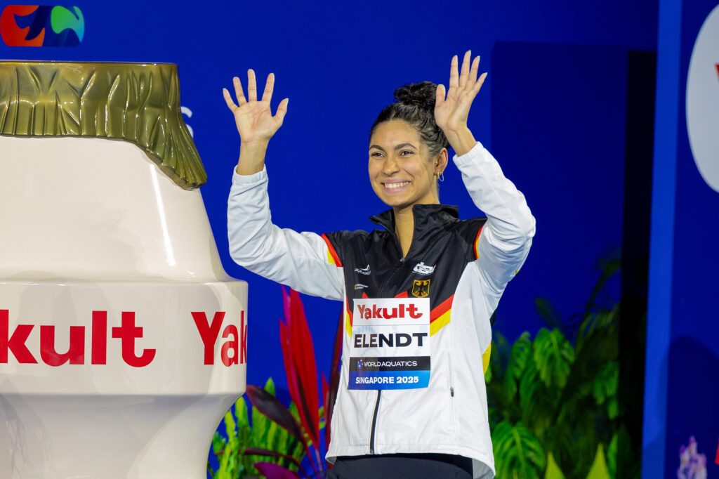 Schwimmerin Anna Elendt läuft strahlend zur Siegerehrung über 100m Brust bei der WM 2025 in Singapur