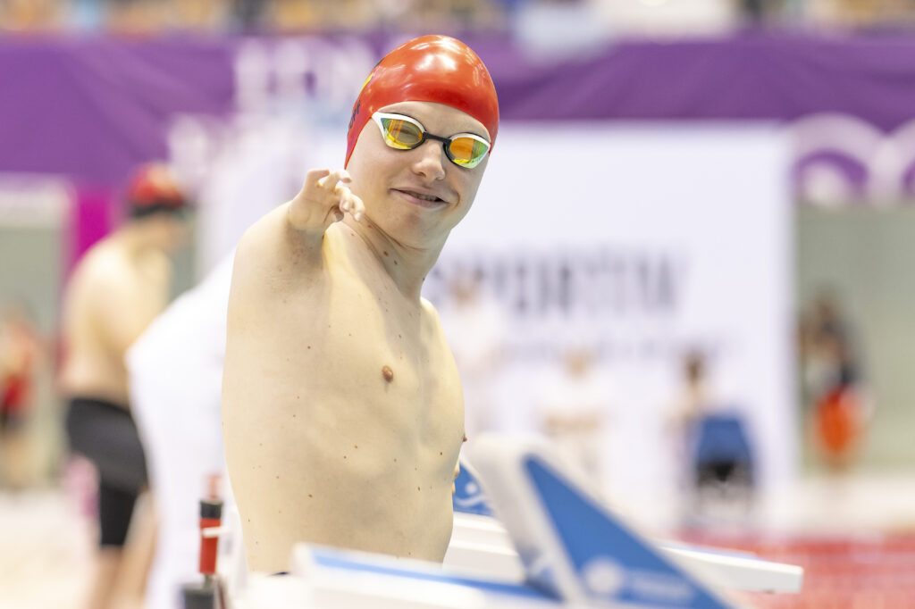Para Schwimmer Josia Topf aus Deutschland winkt bei der IDM 2025 in Berlin kurz vor dem Start in die Kamera