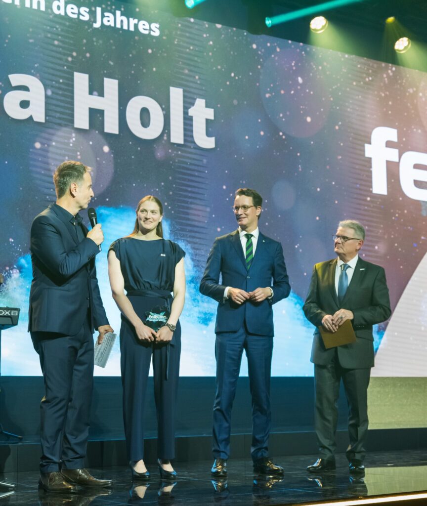 Schwimmerin Nina Holt auf der Bühne bei der Auszeichnung mit dem Felix-Award als NRW-Sportlerin des Jahres 2025
