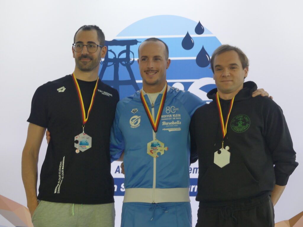 Das Siegerpodest der AK35 über 50m Schmetterling