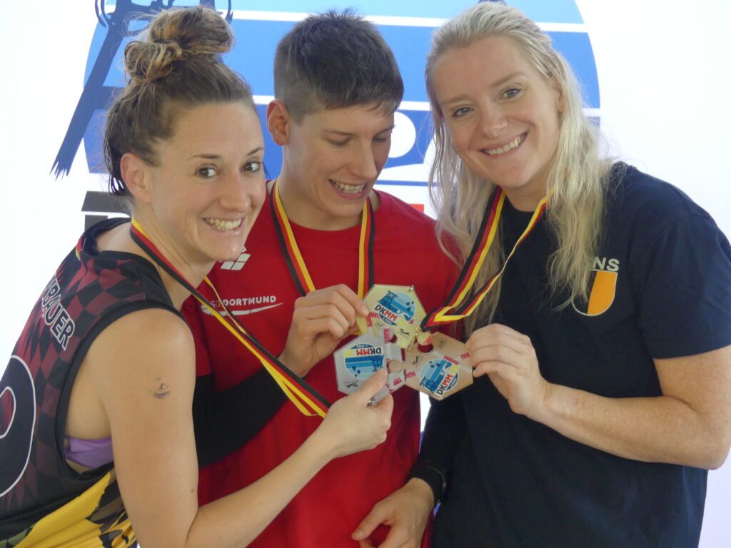 Jennifer Tater (M.) mit den anderen Medaillengewinnerinnen über 50m Schmetterling
