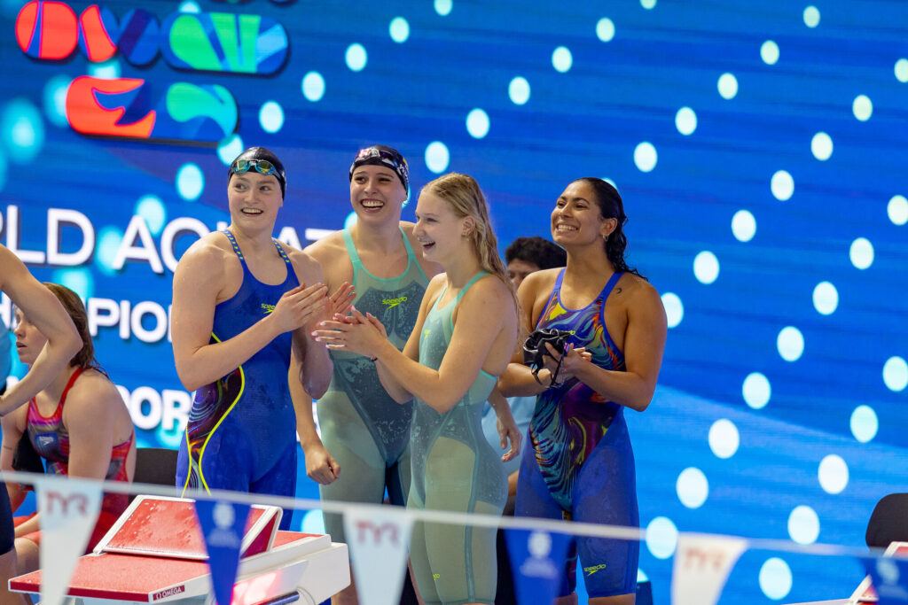 Die deutsche Lagenstaffel der Frauen mit Lise Seidel, Anna Elendt, Angelina Köhler und Nina Holt freut sich bei der WM 2025 über eine gute Leistung