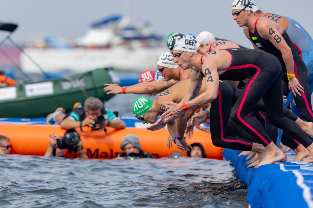 Freiwasserschwimmer springen bei der WM 2025 in Singapur beim Start des 3m Knock Out Sprints ins Wasser