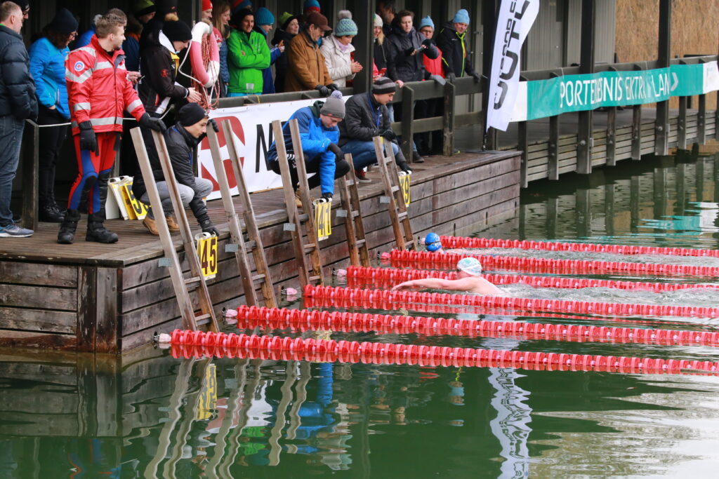 Schwimmer beim Eisschwimmen in Burghausen