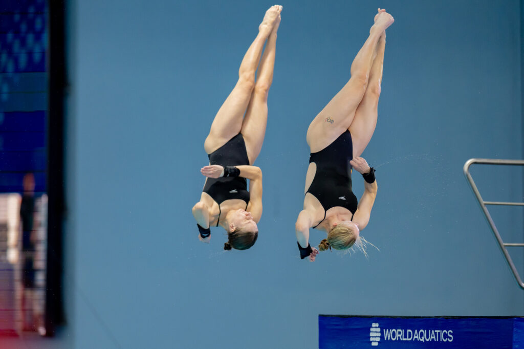 Die Turm-Synchronspringerinnen Carolina Cordes und Pauline Pfeif aus Deutschland bei einem Schraubensalto bei der WM 2025 in Berlin