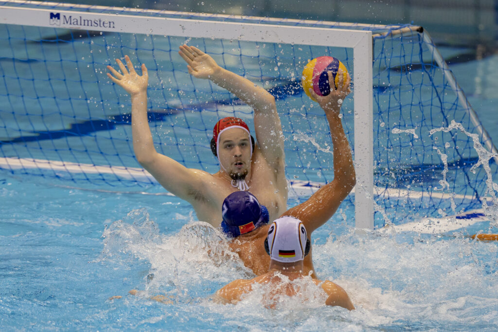 Spielszene beim Wasserball-Weltcup 2023 der Männer in Berlin, der deutsche Torwart Felix Menke pariert einen Wurf eines Chinesen