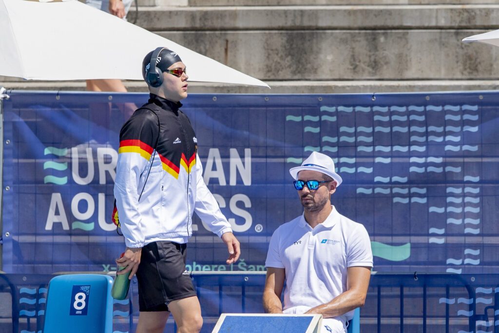 Schwimmer Malta Gräfe trägt kurz vor dem Start Kopfhörer bei der EM der Junioren 2025 in Samorin in der Slowakei