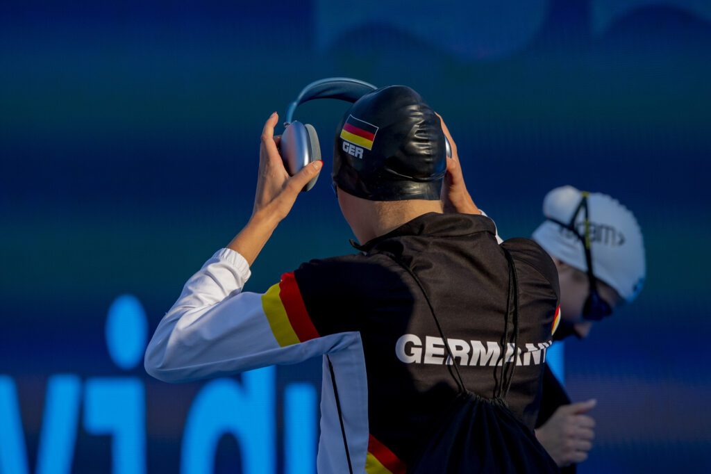 Schwimmerin Noelle Benkler aus Deutschland nimmt bei der EM der Juniorinnen 2025 in Samorin in der Slowakei kurz vor dem Start ihre Kopfhörer ab