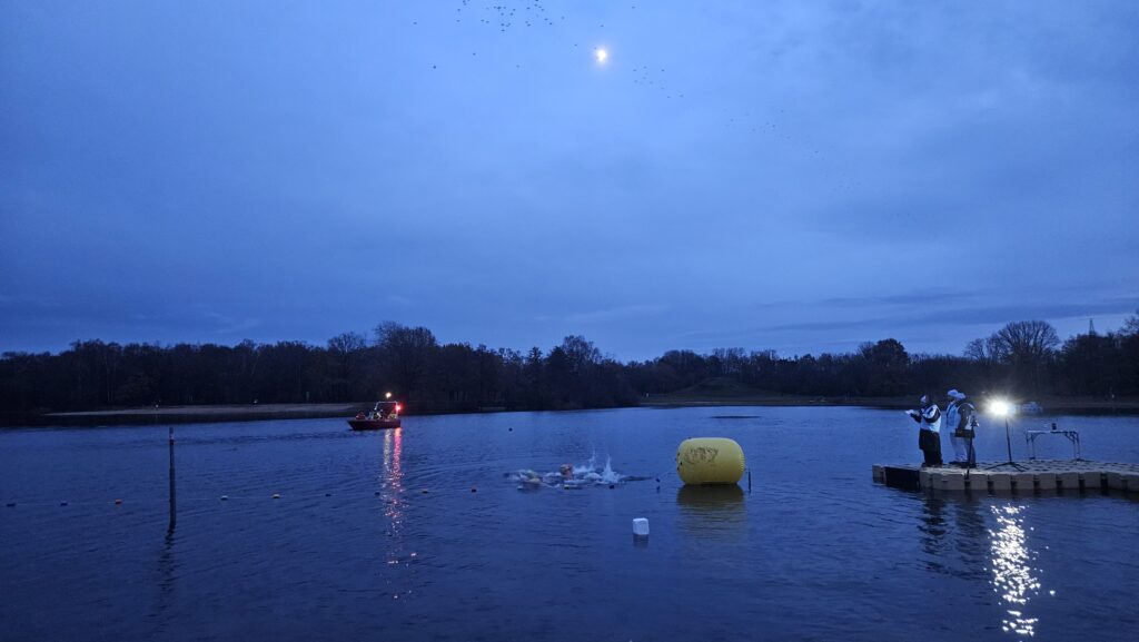 Eisschwimmer im Mondschein im Silbersee in Langenhagen bei Hannover beim Auftakt des Ddeutschland-Ice-Cup 2025