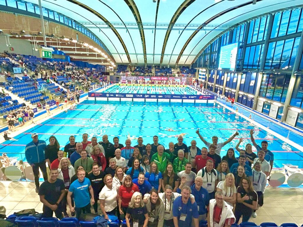 Gruppenbild der deutschen Masters-Schwimmer*innen bei der Kurzbahn-EM 2025 in Lublin in Polen