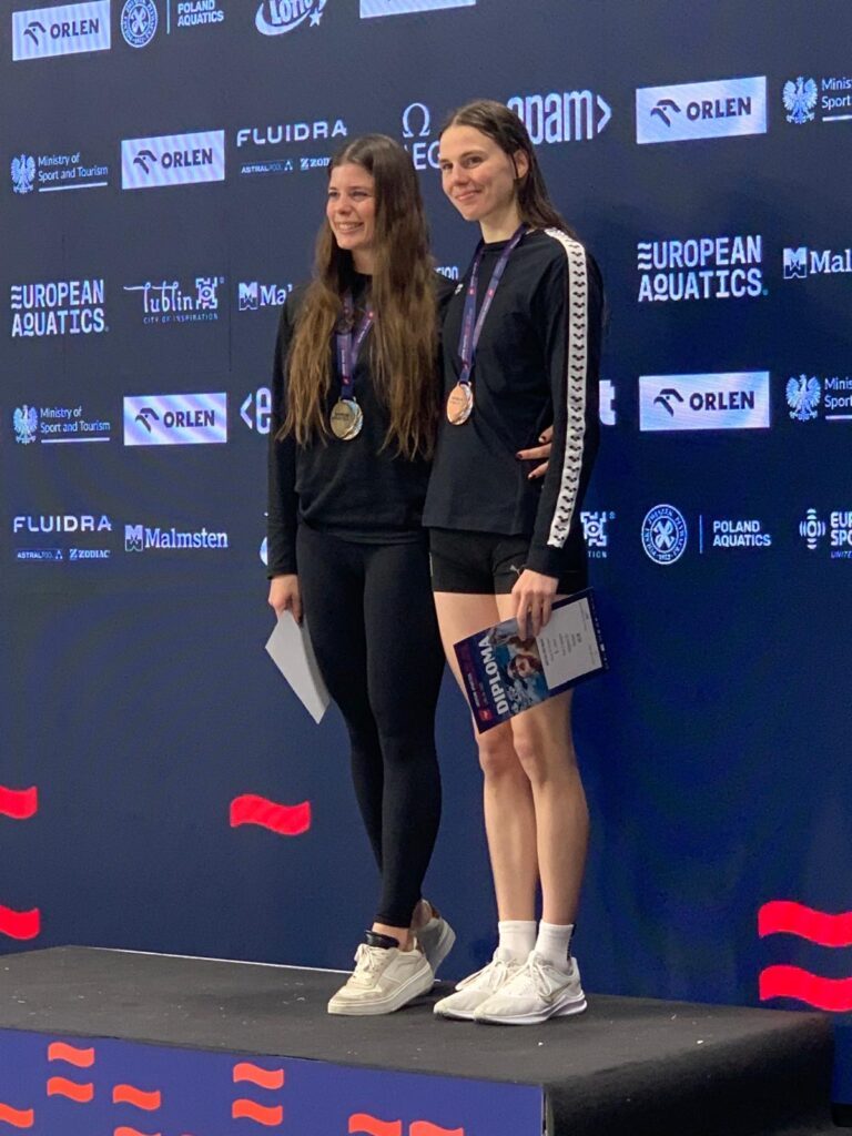 Die Masters-Schwimmerinnen Eileen Nuyen und Marie Michalski posieren gemeinsam bei der Siegerehrung bei der Kurzbahn-EM 2025 in Lublin