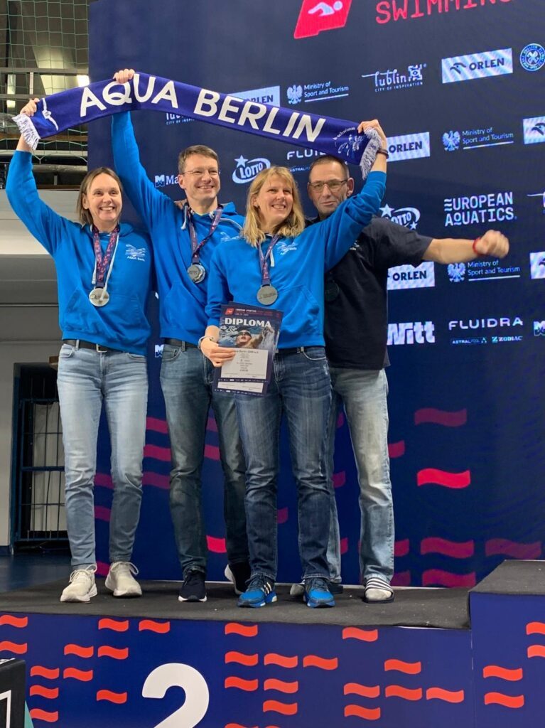Die Lagen-Mixedstaffel von Aqua Berlin freut sich bei der Kurzbahn.EM der Masters 2025 in Lublin über Silber