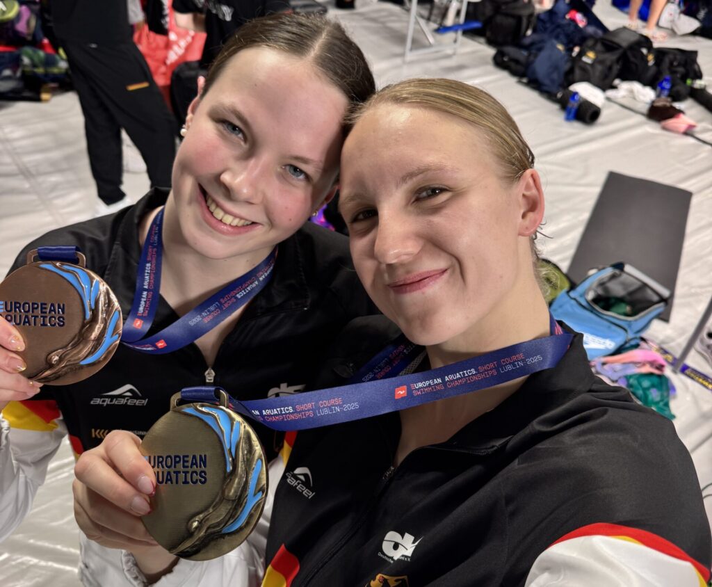 Isabel Gose (r.) und Maya Werner freuen sich über Gold und Bronze über 800m Freistil
