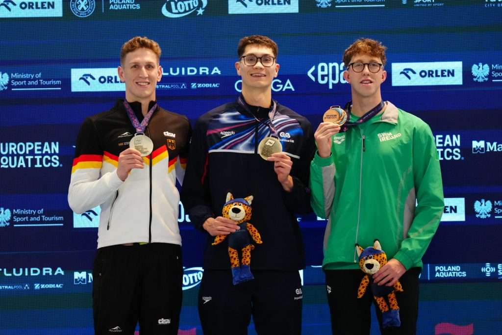 Lukas Märtens mit dem Brite Jack McMillan und dem Iren Daniel Wiffen bei der Siegerehrung