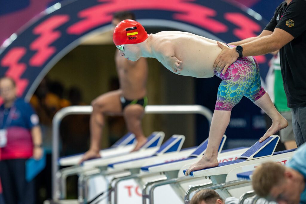 Para Schwimmer Josia Topf aus Deutschland kurz vor dem Start bei der Para Schwimm-WM 2025 in Singapur
