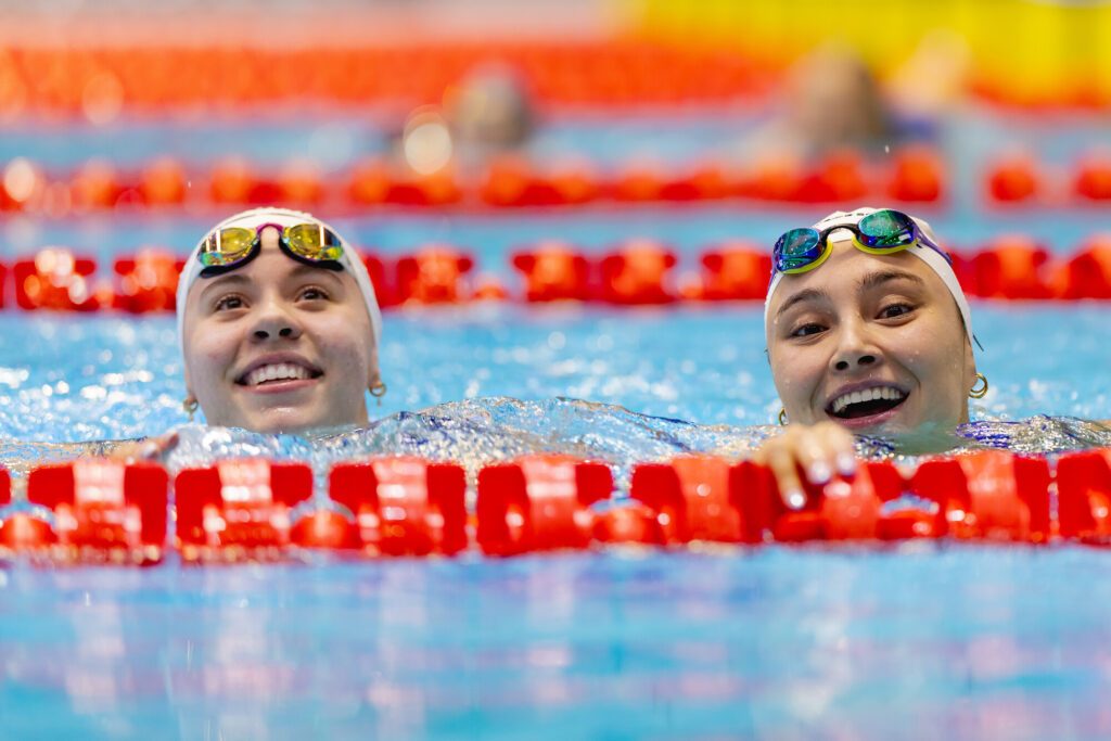 Die Schwimmerinnen Nina Sandrine Jazy und Julianna Dora Bocska, beide von der SG Essen, strahlen bei den Deutschen Meisterschaften 2025 in Berlin um die Wette
