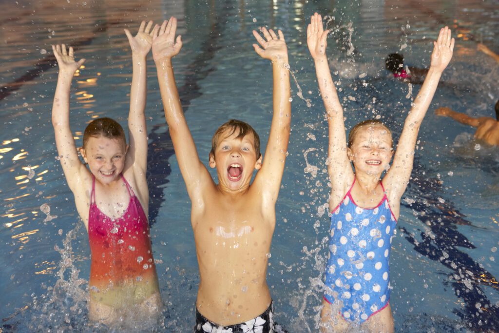 Kinder beim Schwimmunterricht