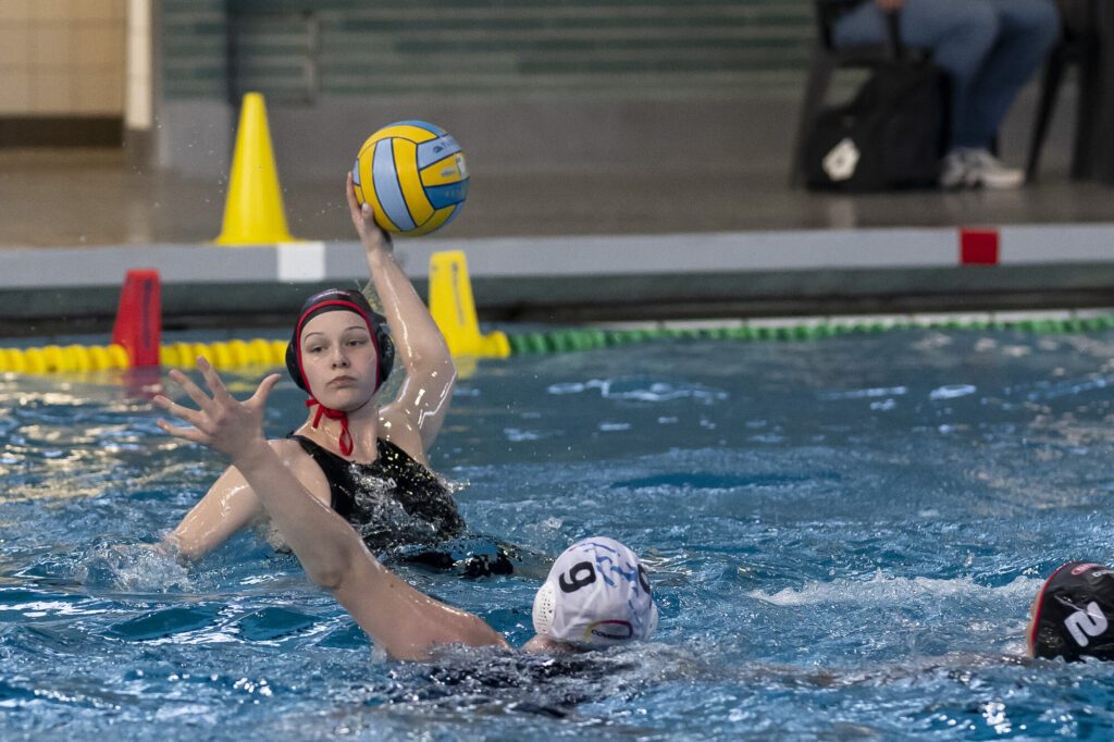 Wasserballerin Emma Koch von den Wasserfreuden Spandau 04 wirft im Spiel gegen Bayer Uerdingen den Ball