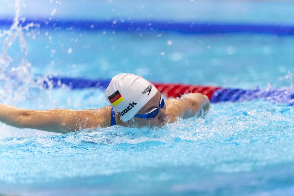 Para Schwimmerin Mira Jeanna Maack vom Berliner Schwimmteam bei der IDM 2025 in Berlin