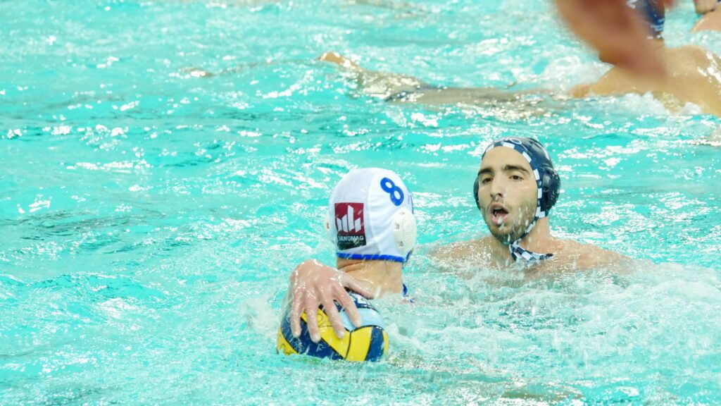 Wasserballer Antonio Buha von Waspo 98 Hannover mit dem Ball in der Champions-League-Partie gegen CN Sabadell aus Spanien in der Saison 2025/26