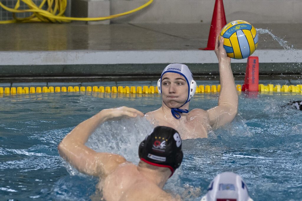 Wasserballer Luk Jäschke von Waspo 98 Hannover im Spiel gegen die Wasserfreunde Spandau 04 im April 2024