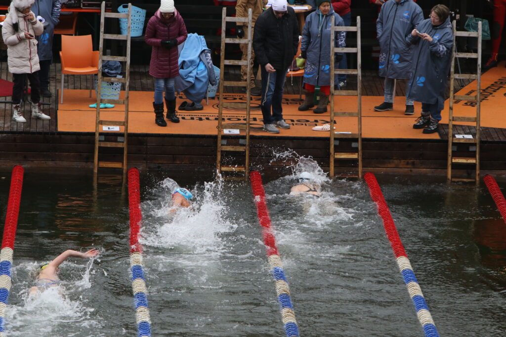 Eisschwimmerinnen beim Deutschland-Ice-Cup in Burghausen im Dezember 2025